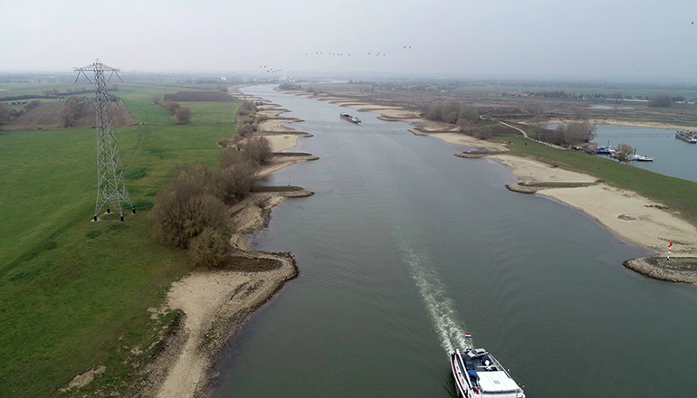 Bericht Rijkswaterstaat en Ploegam starten realisatie krib- en oeververlaging Pannerdensch Kanaal bekijken